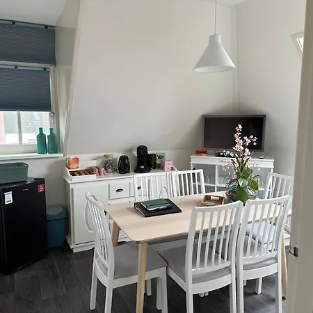 Logies En Koffie Achter De Diek Bed and Breakfast