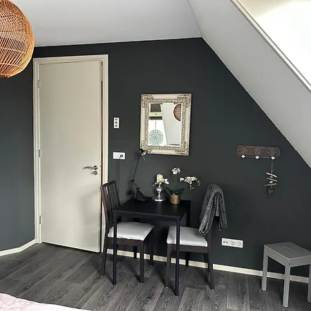 Bed and Breakfast Logies En Koffie Achter De Diek